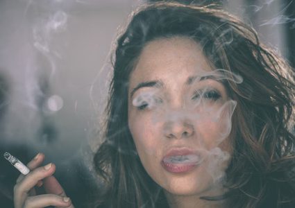 هل رائحة التدخين ضارة مثله؟.. دراسة تجيب