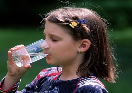 ما فائدة شرب الماء الدافئ على الريق؟