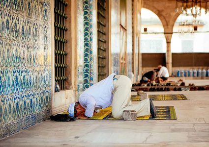 الكويت.. مؤذن يبكي خلال مطالبته للسكان بالصلاة في منازلهم