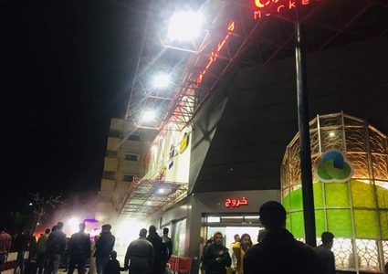 5 اصابات بالاختناق في حريق داخل مول تجاري غرب غزة