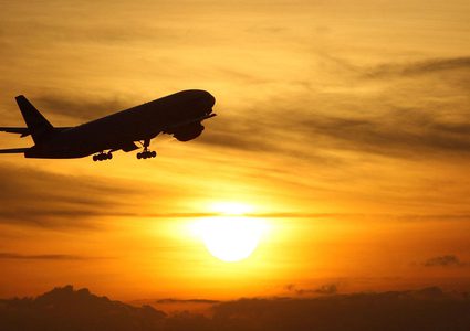 أمريكا.. "مريض كورونا" يثير هلع ركاب وطاقم طائرة لهذا السبب