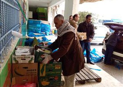 توزيع مواد غذائية على العائلات المحجورة في بيت لحم