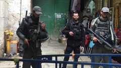 الاحتلال يغلق أبواب الأقصى ويبقى على 3 فقط