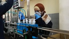 الخليل تبدأ بانتاج المعقمات والكمامات الطبية