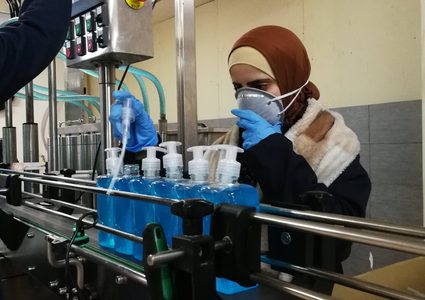 الخليل تبدأ بانتاج المعقمات والكمامات الطبية