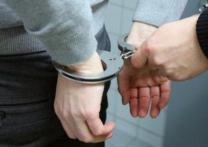 القبض على شخص بحوزته سلاح ومخدرات بالخليل