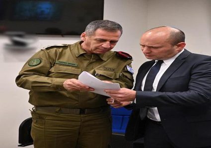 بينت يجتمع بقادة جيش الاحتلال لدراسة إمكانية إعلان حالة الطوارىء