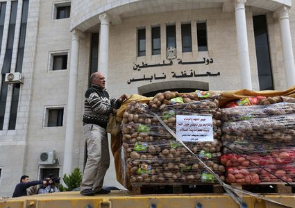 قافلة مساعدات تنطلق من مدينة نابلس إلى  بيت لحم