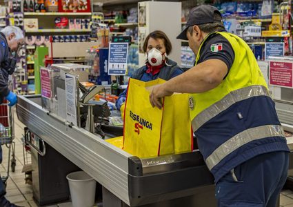 إيطالي يبتكر طريقة طريفة للوقاية من فيروس كورونا