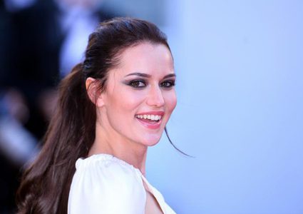 الممثلة التركية فهرية إيفجن تتعرض للتتنمر