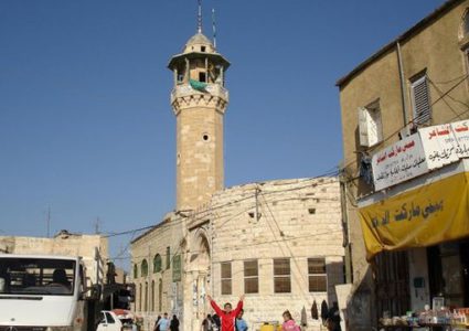 محافظ طولكرم يدعو إلى الالتزام بالمنازل لتسهيل مهمة الكادر الطبي