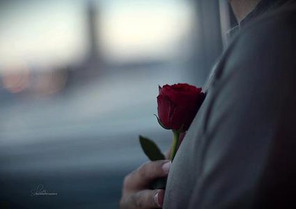 فعاليات نسوية توزع الورود على أفراد الأمن و"المحجورين" في بيت لحم