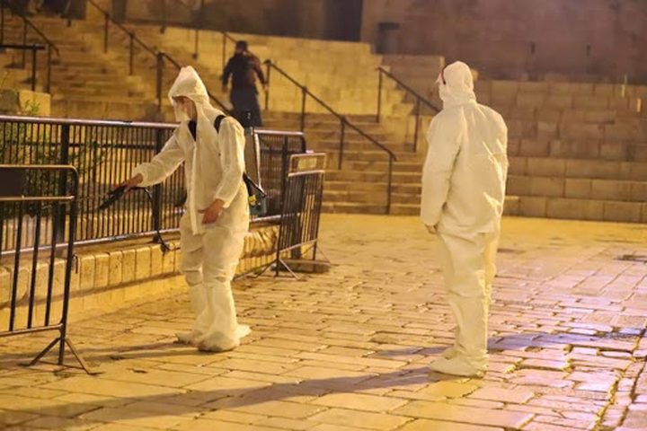 الاحتلال يعتقل 12 شابا قاموا بتعقيم شوارع وأحياء ومرافق القدس