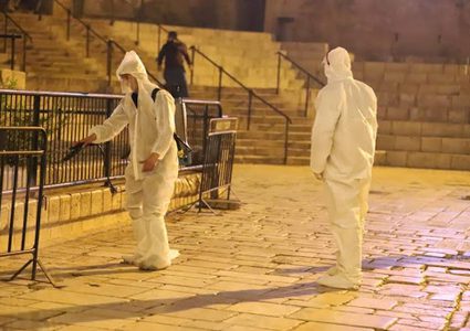 الاحتلال يعتقل 12 شابا قاموا بتعقيم شوارع وأحياء ومرافق القدس