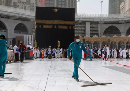 السعودية تقرر حظر الصلاة في المساجد باستثناء الحرمين