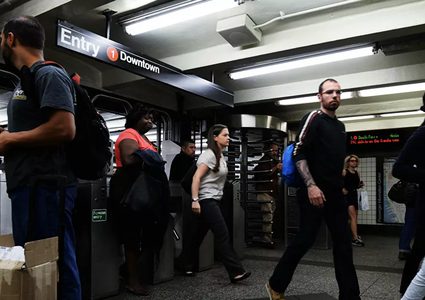 لص يعقم المترو قبل أن يتسلل دون أن يدفع