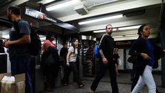 لص يعقم المترو قبل أن يتسلل دون أن يدفع