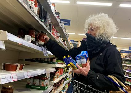 شخص يخزن كميات هائلة من المواد الغذائية بسبب كورونا