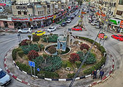 عامل نظافة يناشد المواطنين بالتخلص من النفايات الطبية في أكياس