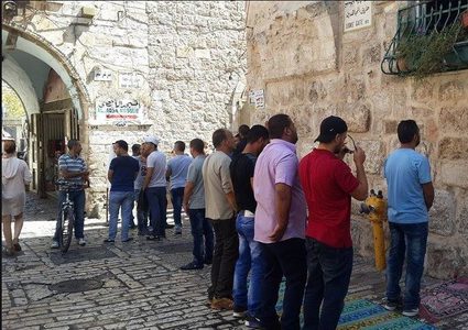 المقدسيون يؤدون صلاة الفجر عى باب حطة