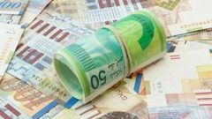 العملات تثبت عند أسعار صرف مرتفعة