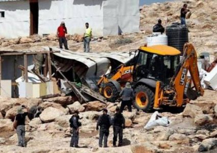 الاحتلال يهدم مسكنين وحظيرة اغنام في السواحرة