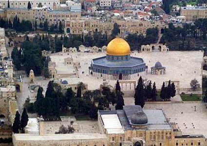 الفلسطينيون يؤدون صلاة الجمعة خارج المسجد الأقصى