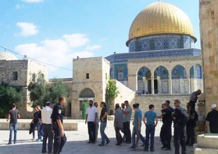 مستوطنون يقتحمون باحات المسجد الاقصى برفقة شرطة الاحتلال