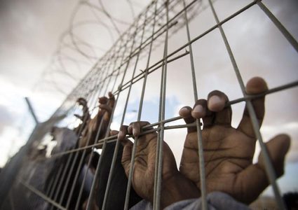 الاحتلال يرضخ للحركة الأسيرة ويعقم السجون  للوقاية من الكورونا