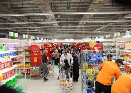 "الاقتصاد" تنشر قائمة السقف السعري للسلع الأساسية وتُحذّر التجار