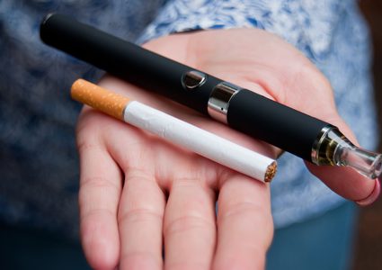 تحذير.. السجائر الإلكترونية تزيد خطر الإصابة بفيروس كورونا
