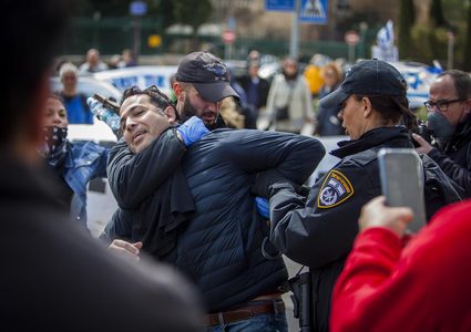 اعتقال سائق اقتحم بسيارته مركز فحوصات الكورونا في حيفا