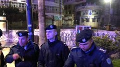 شرطي فلسطيني يعقد مراسم الخطوبة على حاجز في بيت لحم