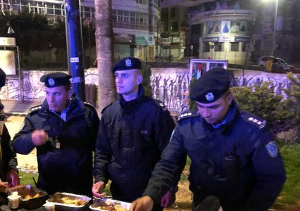 شرطي فلسطيني يعقد مراسم الخطوبة على حاجز في بيت لحم