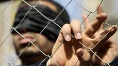 أسير يحرق نفسه في سجن "نفحة" احتجاجا على إهمال إدارة السجون