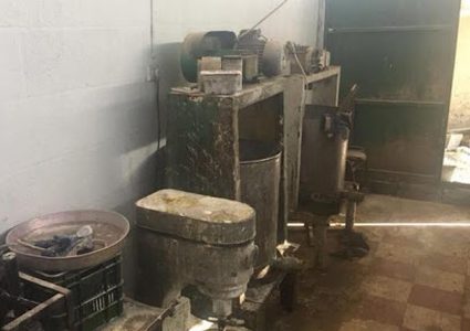 إغلاق معمل لإنتاج الألبان في طولكرم