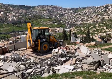 الاحتلال يهدم مسكنا ويستولي على معدات وخلايا شمسية شمال طوباس