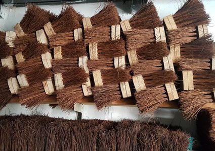 أكفّاء يبدعون في صنع مكانس القش بطريقةٍ يدوية