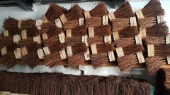 أكفّاء يبدعون في صنع مكانس القش بطريقةٍ يدوية