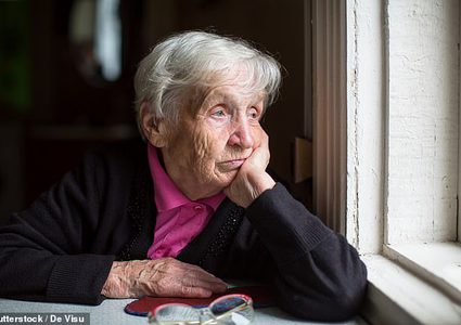 دراسة: فيروس كورونا يعزز فرص إصابة كبار السن بـ"وباء الوحدة"