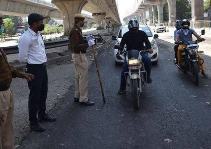 الأمن الهندي يعاقب مخترقي حظر التجول بالضرب والتمارين الرياضية