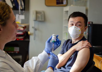 الصحة العالمية تدعو لضرورة التوقف عن التدخين وارتداء أقنعة متعددة