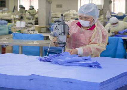 الاقتصاد تدعو مشاغل الخياطة مراجعتها قبل انتاج الملابس الطبية