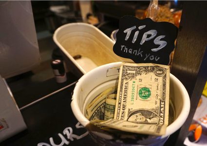 فلوريدا.. زبون يساعد عاملين بمطعم قبل أن يتم طردهم بسبب كورونا