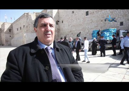 مساعدات الى الكهنة في كنيسة المهد بمدينة بيت لحم