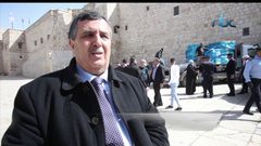 مساعدات الى الكهنة في كنيسة المهد بمدينة بيت لحم