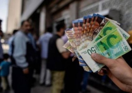 صرف رواتب الموظفين لشهر اذار كاملة على فترات لمنع الازدحام