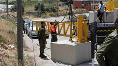 الاحتلال يفتح البوابات الحديدية جنوب قلقيلية أمام العمال العائدين