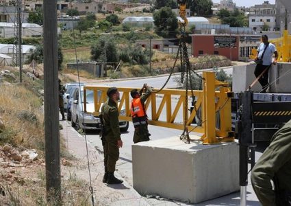 الاحتلال يفتح البوابات الحديدية جنوب قلقيلية أمام العمال العائدين