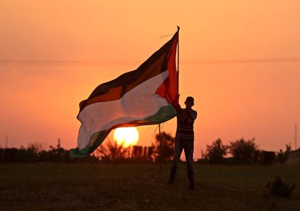 الفلسطينيون يحيون الذكرى 44 ليوم الأرض برفع الأعلام فوق المنازل